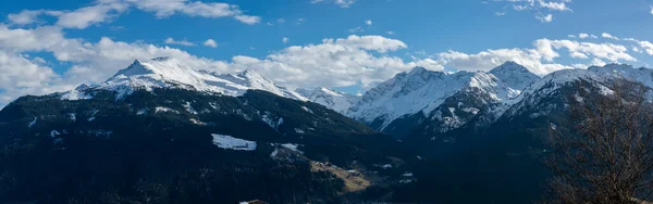 Panorama Picos Montanhosos Nevados Acima Vale Com Florestas Inverno Nos — Fotografia de Stock