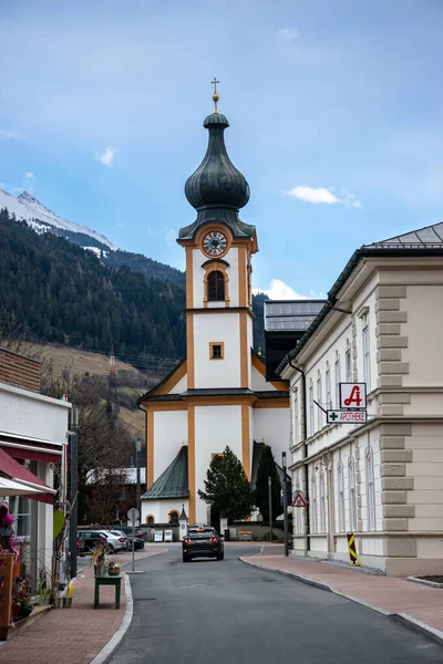 Mittersill Rakousko Ulice Městě Kostelem Hodinami Věží Pozadí Vrcholky Zasněžených — Stock fotografie