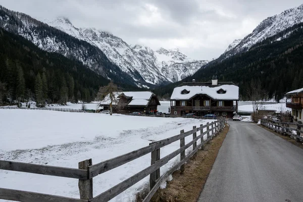 Jagersee, Avusturya - Avusturya 'da kışın Jagersee Gölü kıyısında garaj yolu ve ahşap binalar. Dağların arasında derin bir vadi.