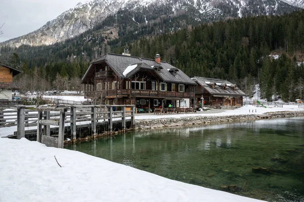 Jagersee, Avusturya - Avusturya 'da kışın Jagersee Gölü kıyısında eski bir ahşap restoran binası.