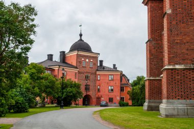 İsveç 'in Uppsala kentindeki katedralin yanındaki tuğla bina..
