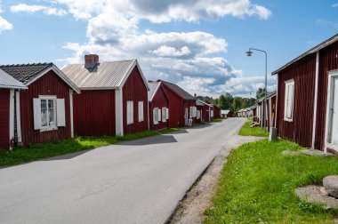Gammelstad, Lulea, İsveç - küçük kırmızı tarihi ahşap evleri olan cadde. Kuzey Avrupa 'da korunan bir miras köyü..
