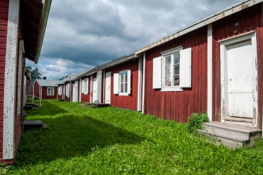 Gammelstad, Lulea, İsveç - küçük kırmızı tarihi ahşap evleri olan cadde. Kuzey Avrupa 'da korunan bir miras köyü..