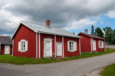 Gammelstad, Lulea, İsveç - küçük kırmızı tarihi ahşap evleri olan cadde. Kuzey Avrupa 'da korunan bir miras köyü..