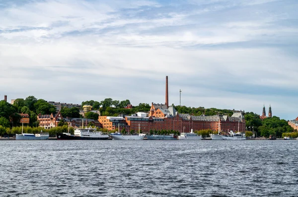 Стокгольм Швеция Июля 2015 Набережная Кораблями Большой Завод Кирпичным Дымоходом — стоковое фото