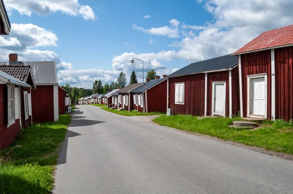 Gammelstad, Lulea, İsveç - küçük kırmızı tarihi ahşap evleri olan cadde. Kuzey Avrupa 'da korunan bir miras köyü..