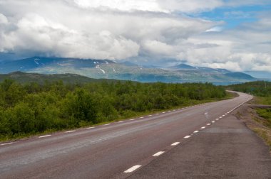 İsveç 'teki Abisko Milli Parkı' nda asfalt yol ve dağlar