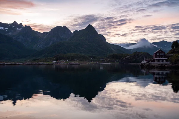 Zonsondergang Avond Tijdens Poolnacht Noorwegen Zee Hoge Rotsachtige Bergen Met — Stockfoto