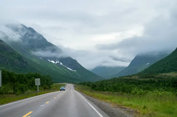Δρόμος Ασφάλτου Μια Βαθιά Κοιλάδα Μεταξύ Των Βουνών Στα Σύννεφα — Φωτογραφία Αρχείου
