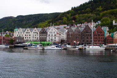 Bergen, Norveç - Kentin merkezinde tarihi Bryggen ahşap evleri olan liman seti.