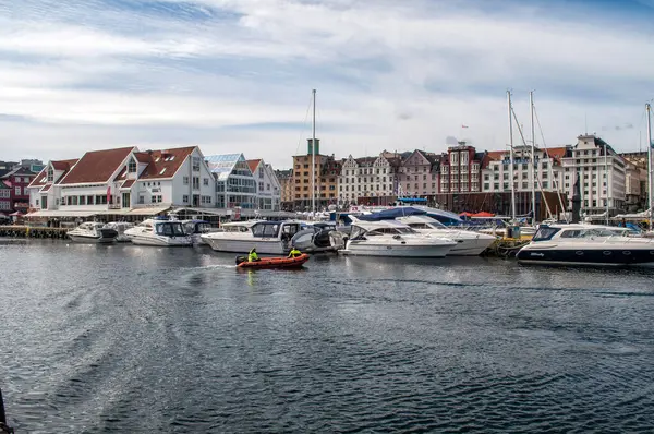 Bergen Norveç Şehrin Merkezinde Tekne Yatlarla Dolu Bir Limanı Olan — Stok fotoğraf