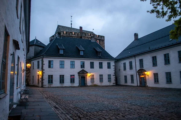 ベルゲンの要塞 ベルゲン ノルウェー 日没後の夜の城の中庭 — ストック写真