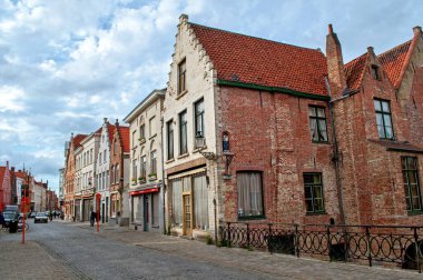 Bruges, Belçika - Şehir merkezinde dükkanları olan eski tuğlalı evler. Caddedeki Paved Yolu.