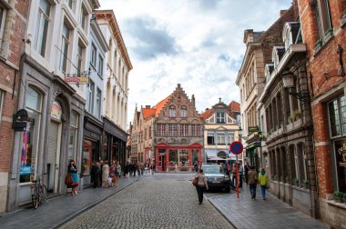 Bruges, Belçika - Şehir merkezinde dükkanları olan eski tuğlalı evler. Caddedeki Paved Yolu.