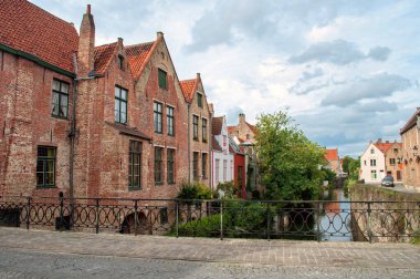 Bruges, Belçika - Şehir merkezinde dükkanları olan eski tuğlalı evler. Caddedeki Paved Yolu.