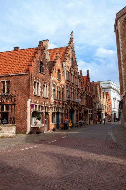 Bruges, Belçika - Şehir merkezinde dükkanları olan eski tuğlalı evler. Caddedeki Paved Yolu.