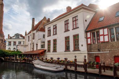 Bruges, Belçika - Şehir merkezinde tekneli bir kanal üzerine inşa edilmiş eski tuğla evler