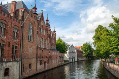 Bruges, Belçika - Şehir merkezinde tekneli bir kanal üzerine inşa edilmiş eski tuğla evler