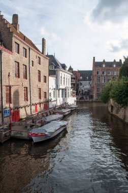 Bruges, Belçika - Şehir merkezinde tekneli bir kanal üzerine inşa edilmiş eski tuğla evler