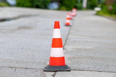 Trafik konisi yolda, koniye yakın çekim.