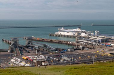 Dover, Büyük Britanya - İngiltere kıyısında Dover kasabası yakınlarındaki depoları olan gemiler.