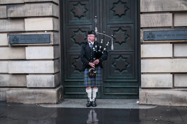 Edimburgo Escocia Verdadero Gaitero Escocés Una Falda Kilt Tradicional Encuentra — Foto de Stock
