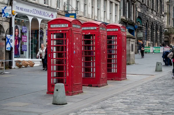 Edinburgh Wielka Brytania Czerwca 2012 Czerwone Budki Telefoniczne Ulicy Centrum — Zdjęcie stockowe