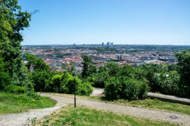 Prag, Çek Cumhuriyeti - Tarihi binalar ve anıtlarla eski tarihi şehir manzarası. Petrin Park 'tan görüntü.