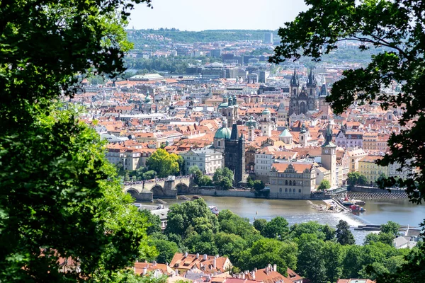 Prag, Çek Cumhuriyeti - Vltava nehri, Charles köprüsü ve anıtları olan eski tarihi şehir manzarası. Petrin Park 'tan görüntü.