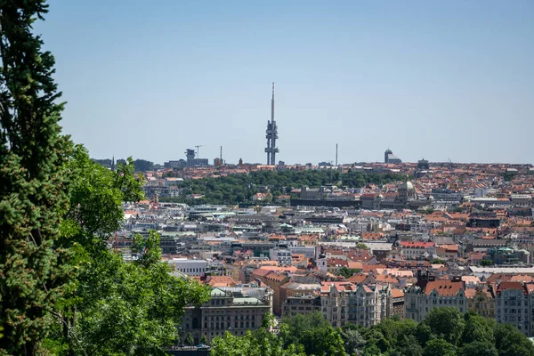 Prag, Çek Cumhuriyeti - Zizkov TV vericisi kulesinden eski tarihi kentin görüntüsü. Petrin Park 'tan görüntü.