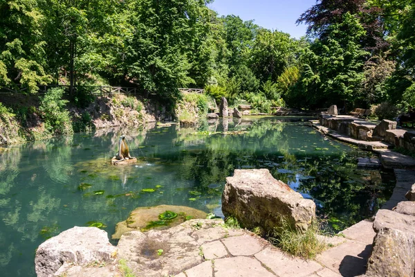 Lago Con Una Fontana Pietre Alberi Intorno Nel Centro Del — Foto Stock