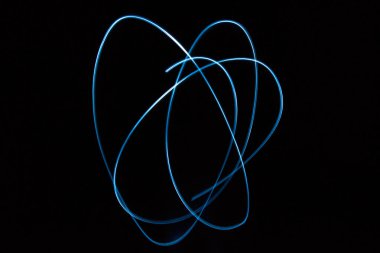 Siyah arka planda soyut ışık resmi. Mavi ve beyaz renkler.