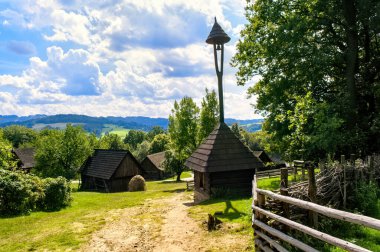 Küçük bir dağ köyündeki eski ahşap şapel. Roznov, Çek Cumhuriyeti.