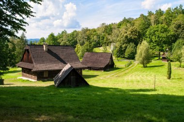 Dağlardaki bir ormanın yakınındaki çayırda eski ahşap bir ev. Roznov, Çek Cumhuriyeti.