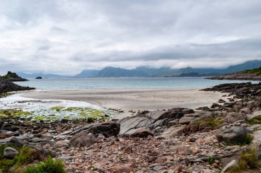 Kumlu plajları olan Rocky ve Rocky sahilleri - Lofoten, Norveç