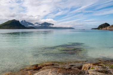 Deniz ve dağlarla kaplı kumsal - Haukland plajı, Lofoten, Norveç