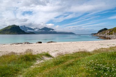 Deniz ve dağlarla kaplı kumsal - Haukland plajı, Lofoten, Norveç