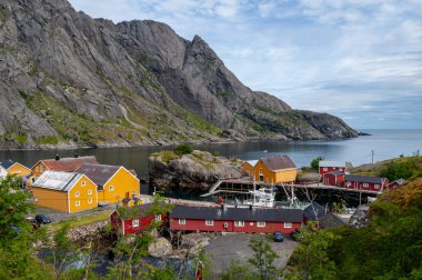 Norveç, Lofoten 'de ahşap evleri olan Nusfjord adında küçük bir balıkçı köyü..