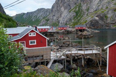 Norveç, Lofoten 'de ahşap evleri olan Nusfjord adında küçük bir balıkçı köyü..