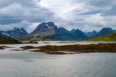 Adaları ve dağlık kıyıları olan deniz Fredvang, Lofoten, Norveç