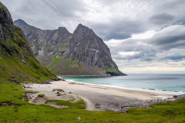 Deniz kıyısında dağlarla çevrili kumsal - Kvalvika Sahili, Lofoten, Norveç