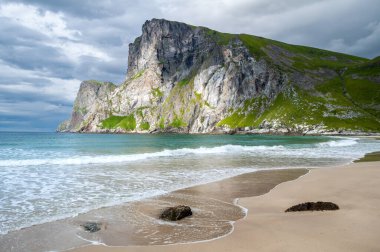 Deniz kıyısında dağlarla çevrili kumsal - Kvalvika Sahili, Lofoten, Norveç