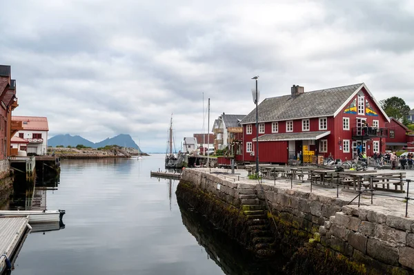 Imbarco Con Casa Legno Rosso Baia Tra Montagne Svolvaer Norvegia — Foto Stock