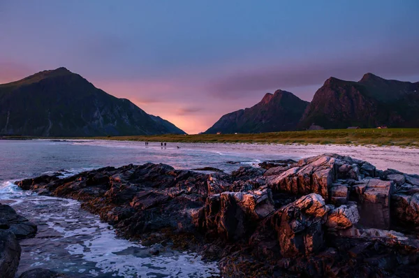 Západ Slunce Moře Kameny Stříkajícími Vlnami Skagen Lofoten Norsko — Stock fotografie