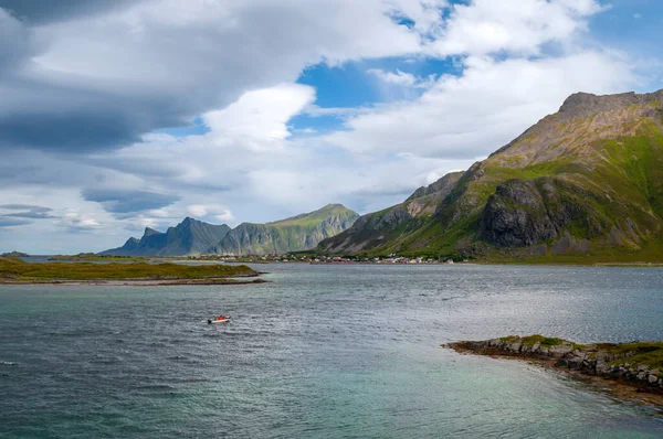 Meer Mit Inseln Und Gebirgiger Küste Fredvang Lofoten Norwegen — Stockfoto