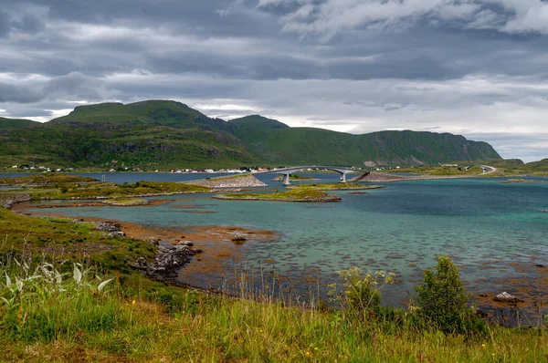 Море Горами Автомобільним Мостом Між Островами Фредванг Лофотен Норвегія — стокове фото