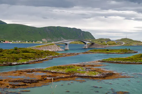 岛屿间有山的海和公路桥梁 弗莱德旺 挪威罗浮敦 — 图库照片