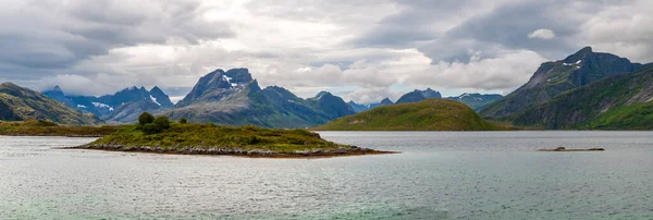 Zee Met Eilanden Bergachtige Kust Fredvang Lofoten Noorwegen — Stockfoto