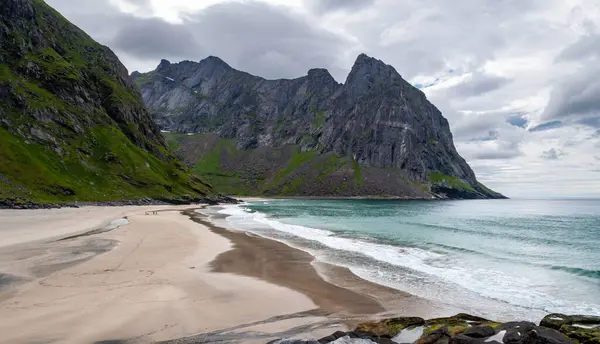 Zandstrand Omgeven Door Bergen Aan Zeekust Kvalvika Beach Lofoten Noorwegen — Stockfoto