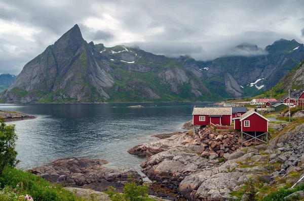 Rode Houten Huizen Aan Zeekust Onder Hoge Bergen Svolvaer Noorwegen — Stockfoto